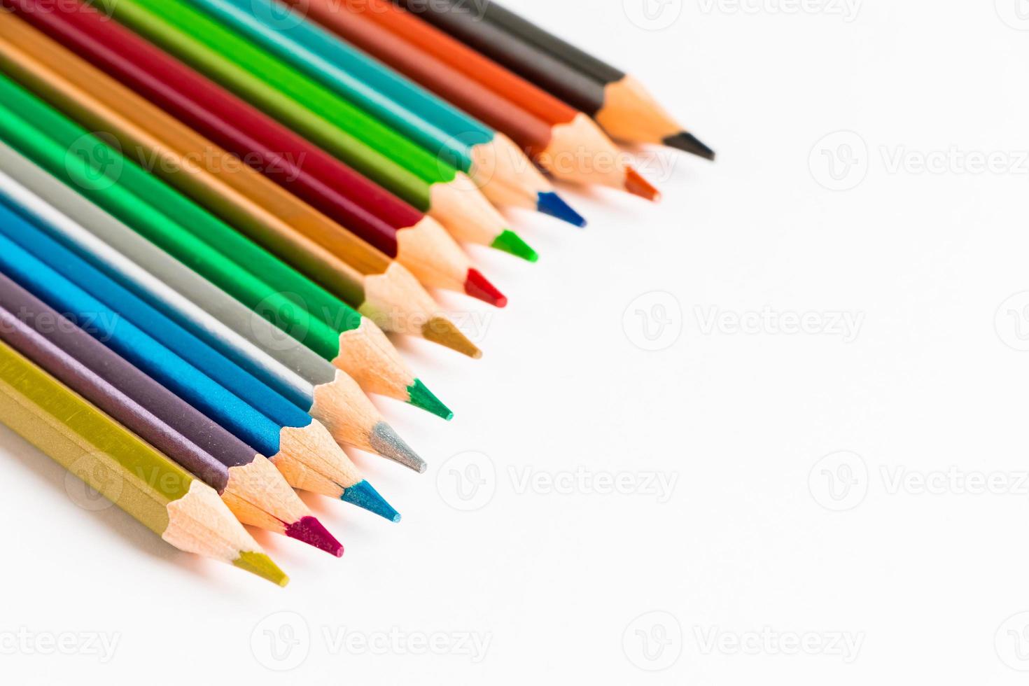 lápis de madeira de cor isolados no fundo branco. paleta multicolorida para desenho, lugar para texto. foto