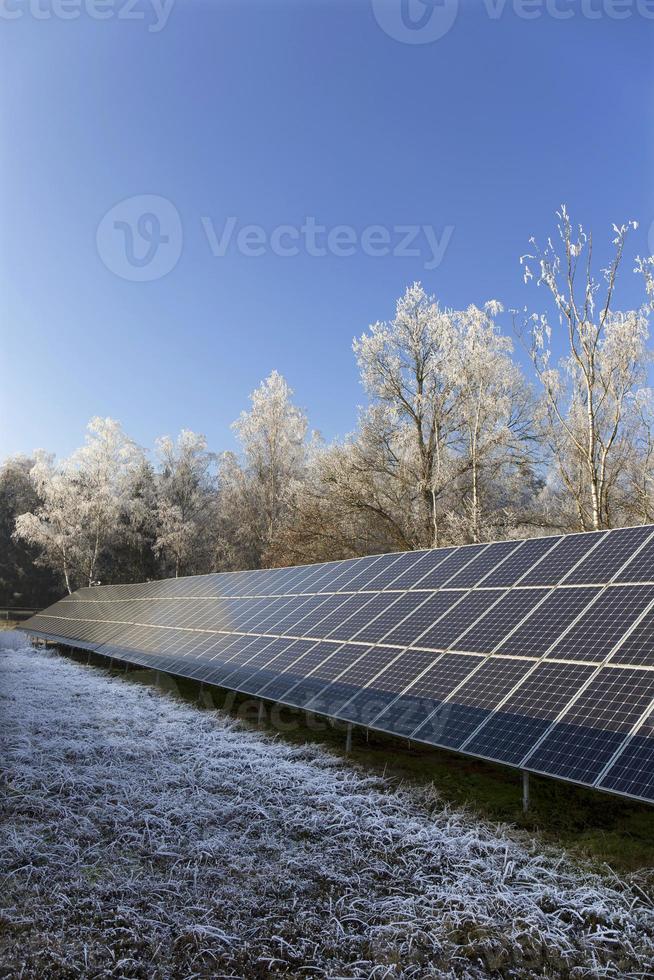 estação de energia solar na natureza congelada de inverno foto