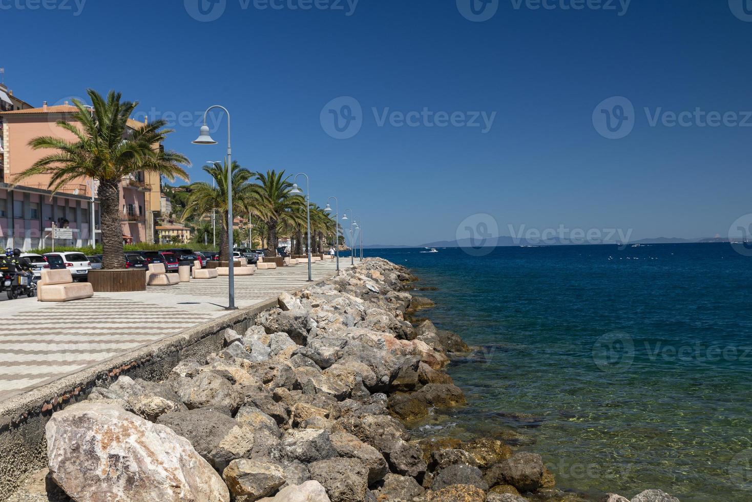 costa com falésia em porto santo stefano foto