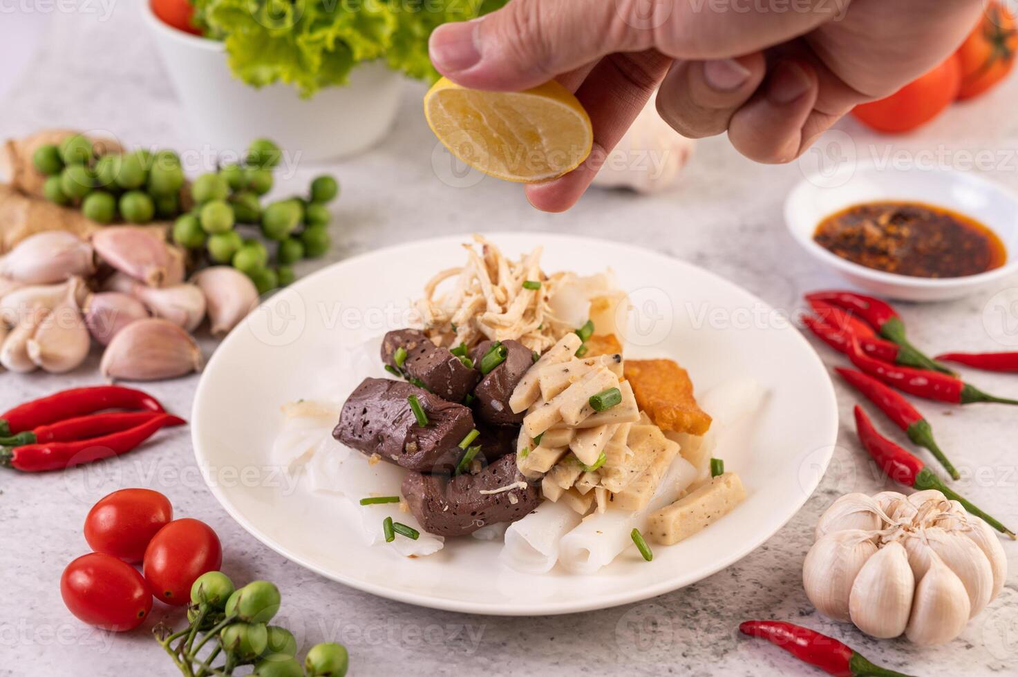 macarrão grande com linguiça de sangue de porco foto