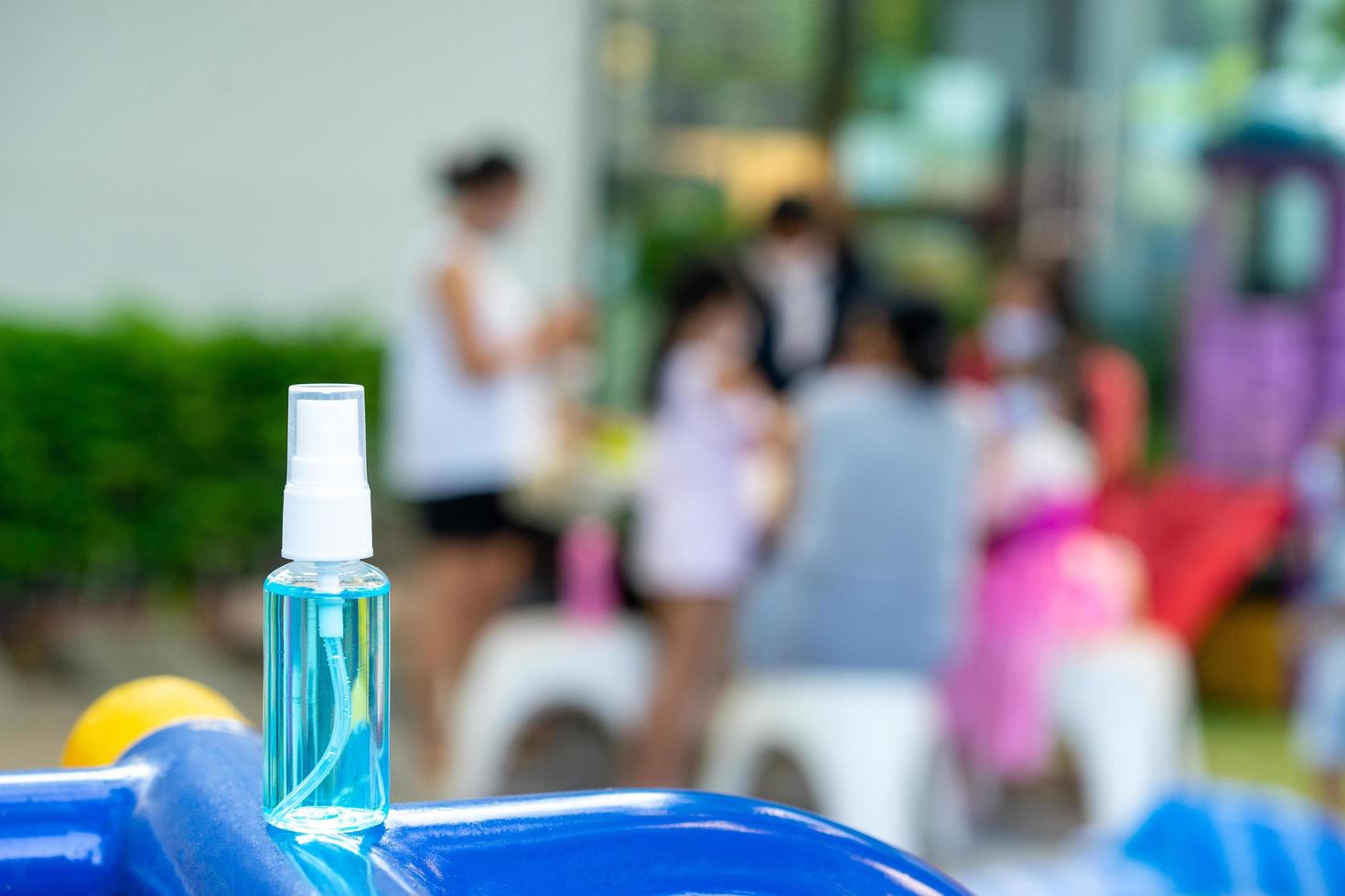 frasco spray de álcool para limpeza e prevenção do vírus corona, covid-19 foto