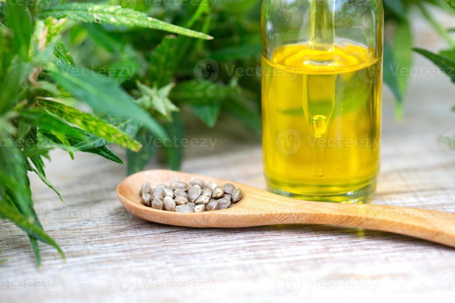 óleo de cânhamo, frasco de óleo de maconha, extratos de óleo de cannabis em potes, maconha medicinal, pipeta de óleo cbd. foto