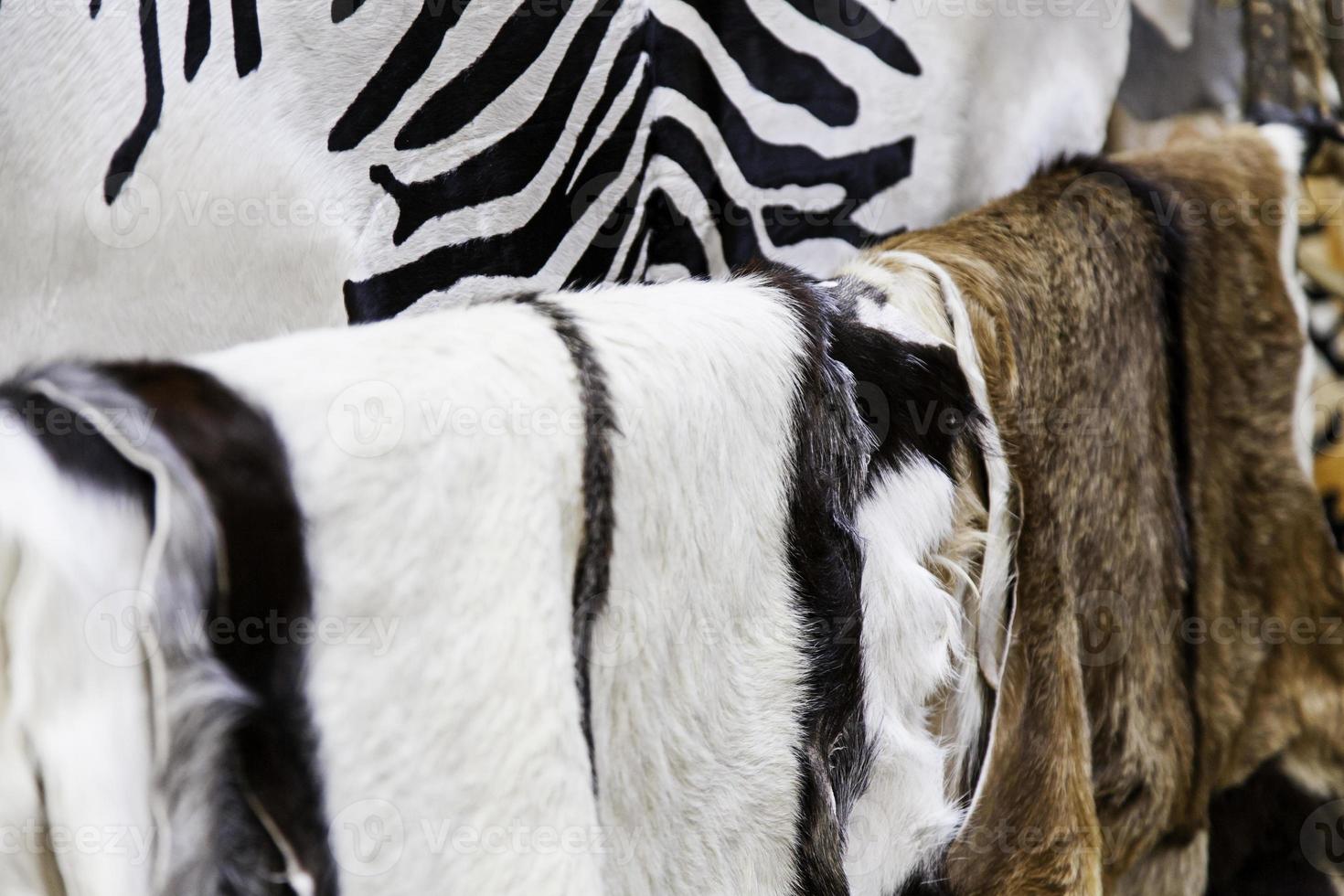 peles de animais em um mercado de artesanato foto