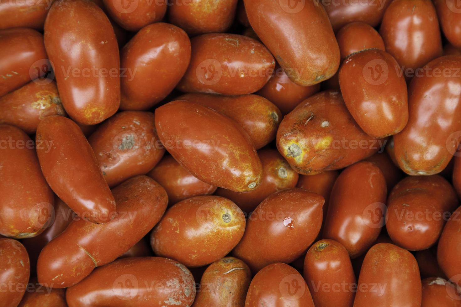 tomates vermelhos maduros em um mercado tradicional foto