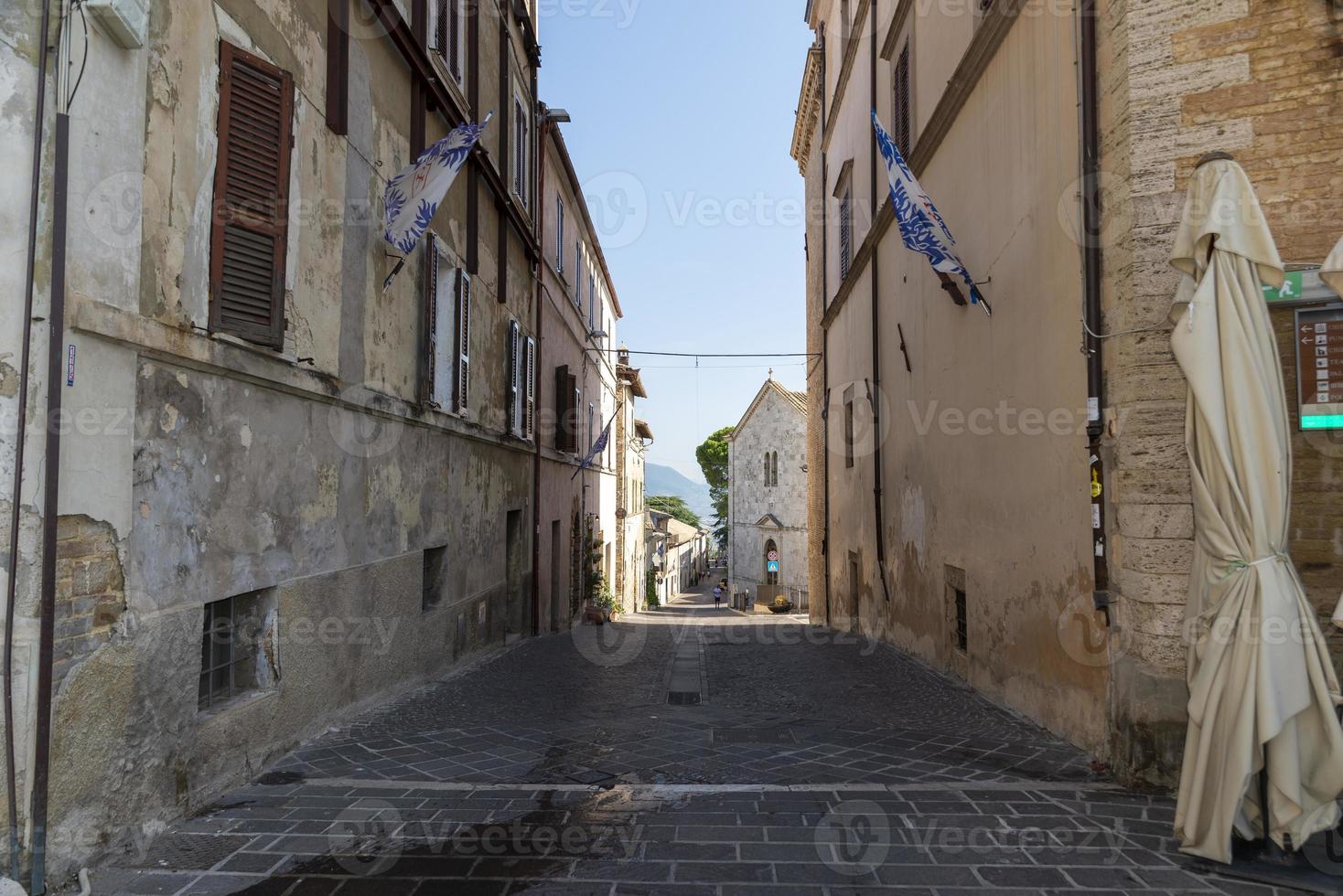 edifícios de montefalco, itália, agosto de 2020 foto