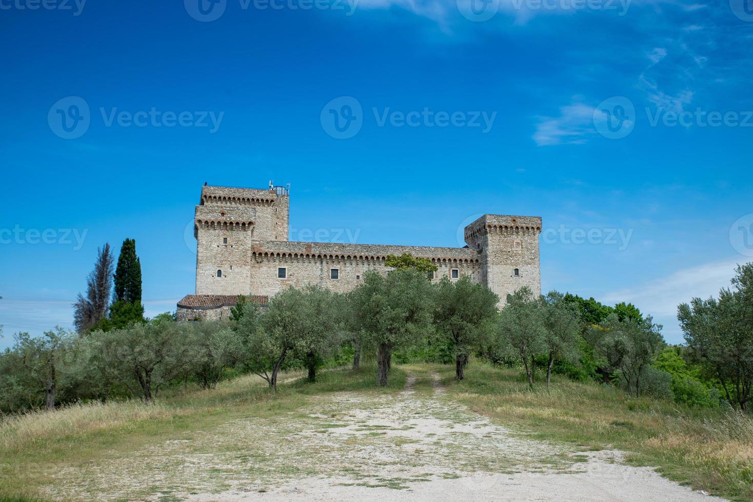 Fortaleza de Albornoz na colina acima de Narni, Itália, 2020 foto