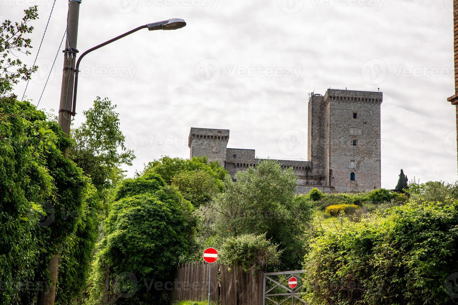 Fortaleza de Albornoz na colina acima de Narni, Itália, 2020 foto