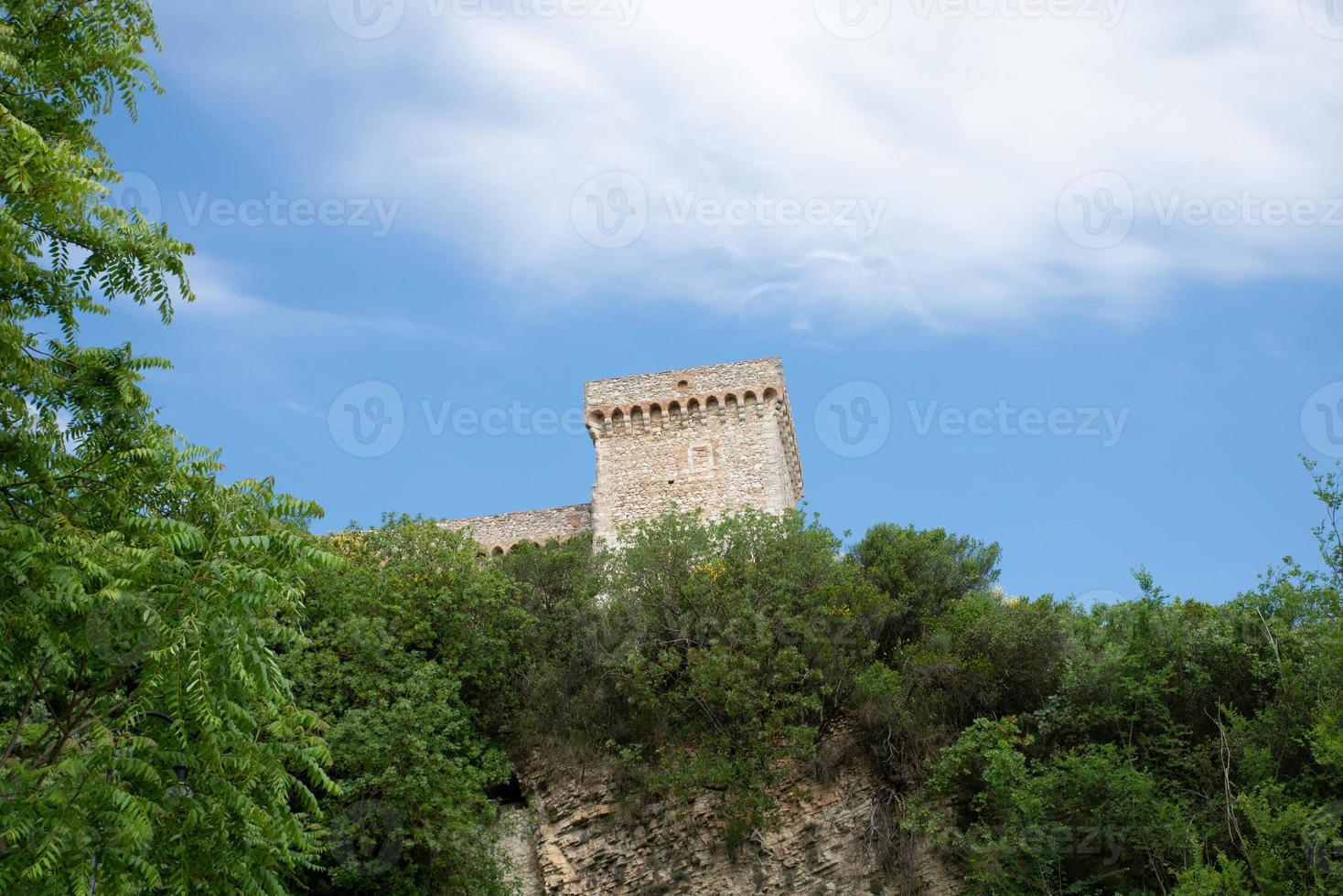 Fortaleza de Albornoz na colina acima de Narni, Itália, 2020 foto