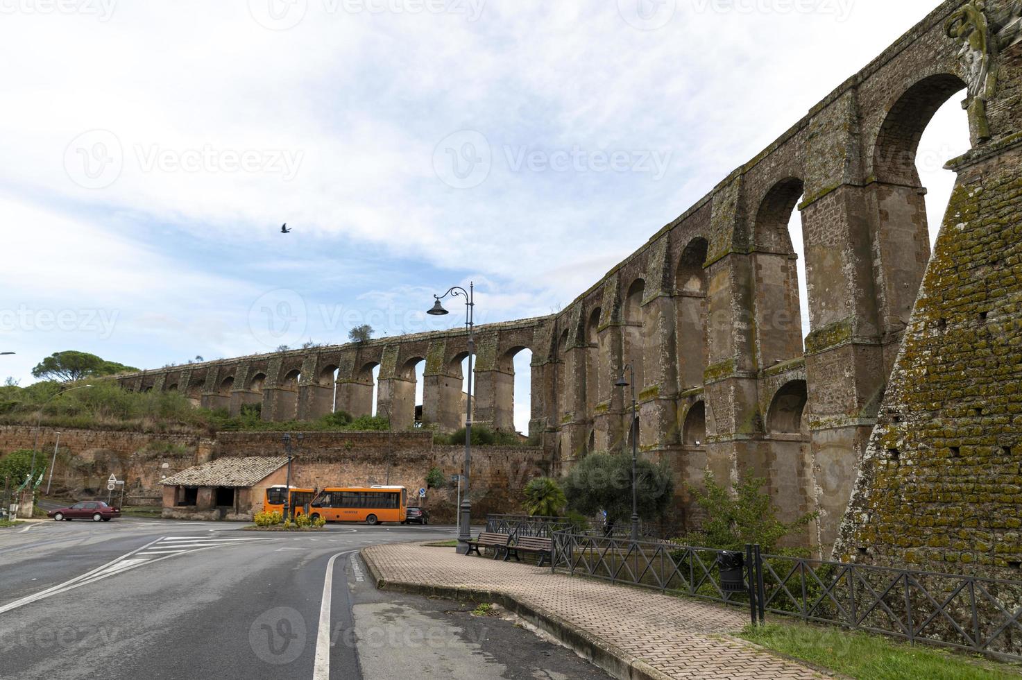 aqueduto romano, a bottata na cidade de nepi, itália, 2020 foto