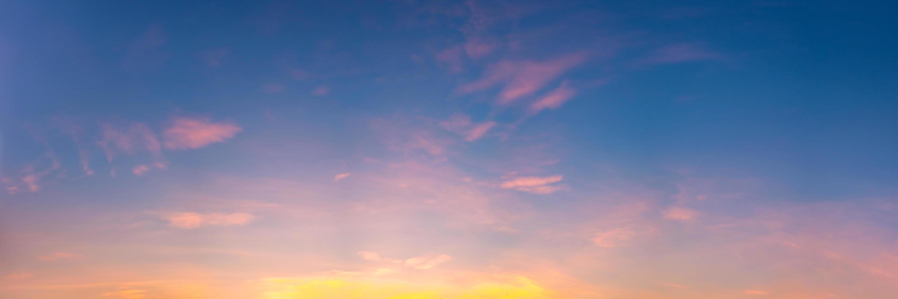 panorama dramático do céu com nuvens ao nascer e pôr do sol foto