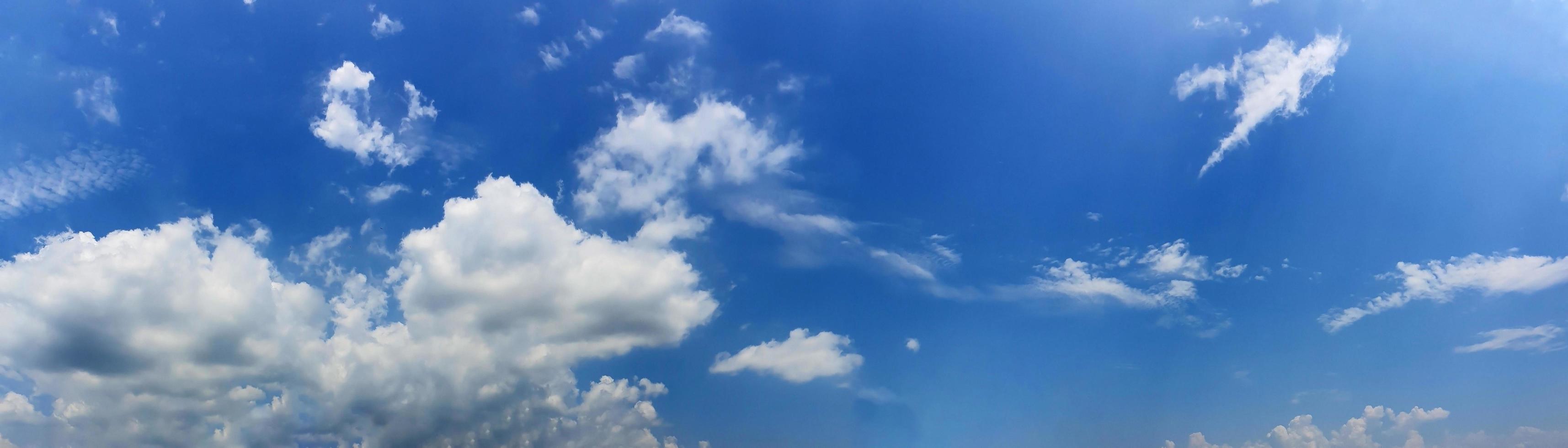 céu panorâmico com nuvens em um dia ensolarado foto