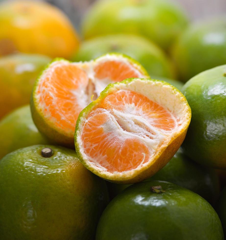 laranjas em uma mesa de madeira foto