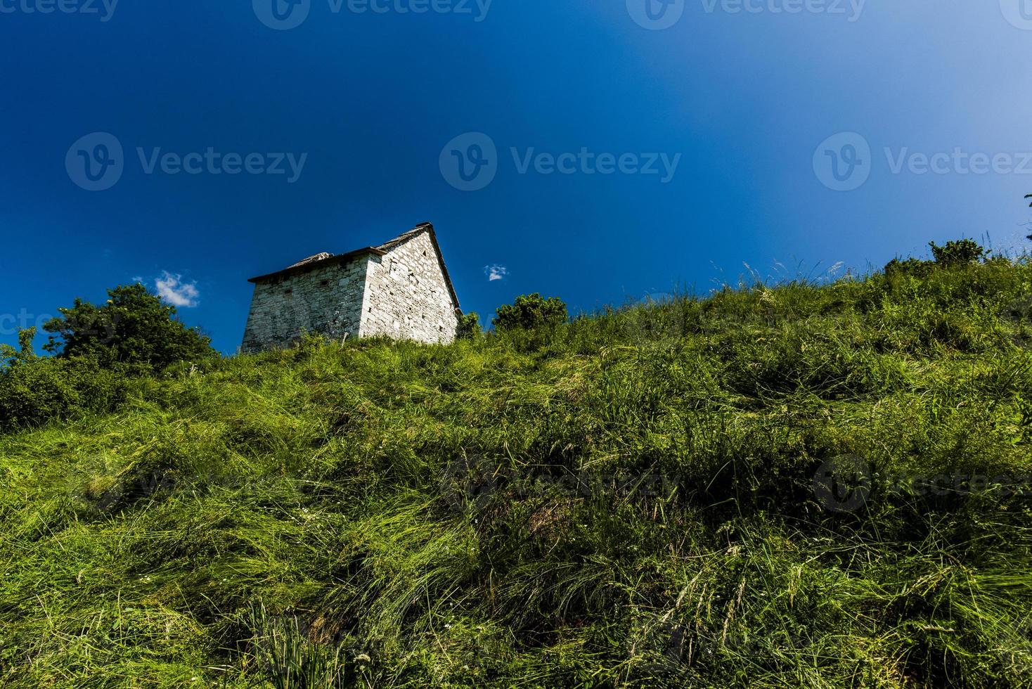 velha fazenda em uma colina foto