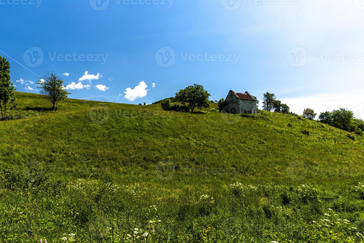 colina verde e céu azul foto