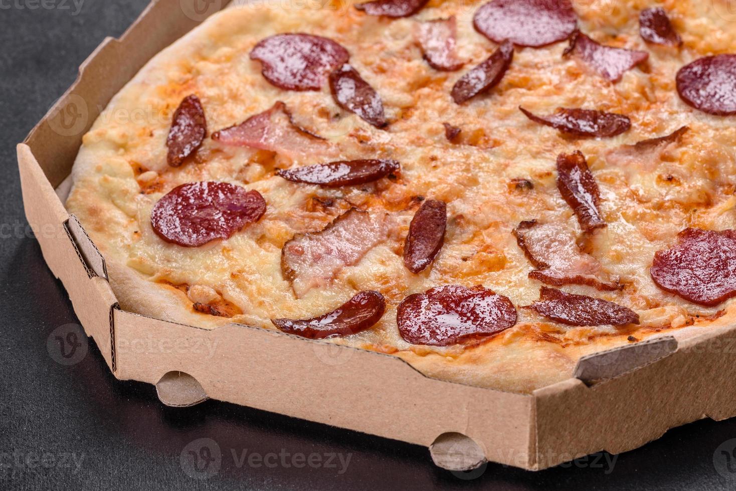 deliciosa pizza fresca feita em forno de lenha com quatro tipos de carne e linguiça foto