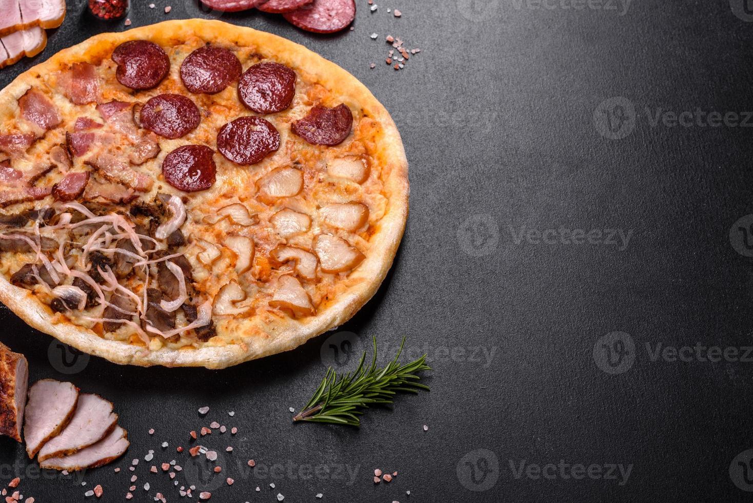 deliciosa pizza fresca feita em forno de lenha com quatro tipos de carne e linguiça foto