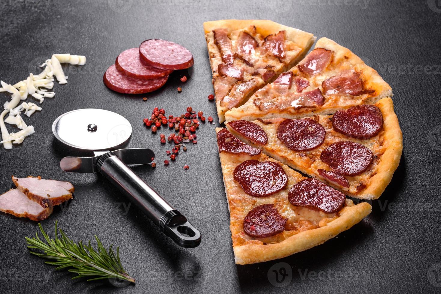 deliciosa pizza fresca feita em forno de lenha com quatro tipos de carne e linguiça foto