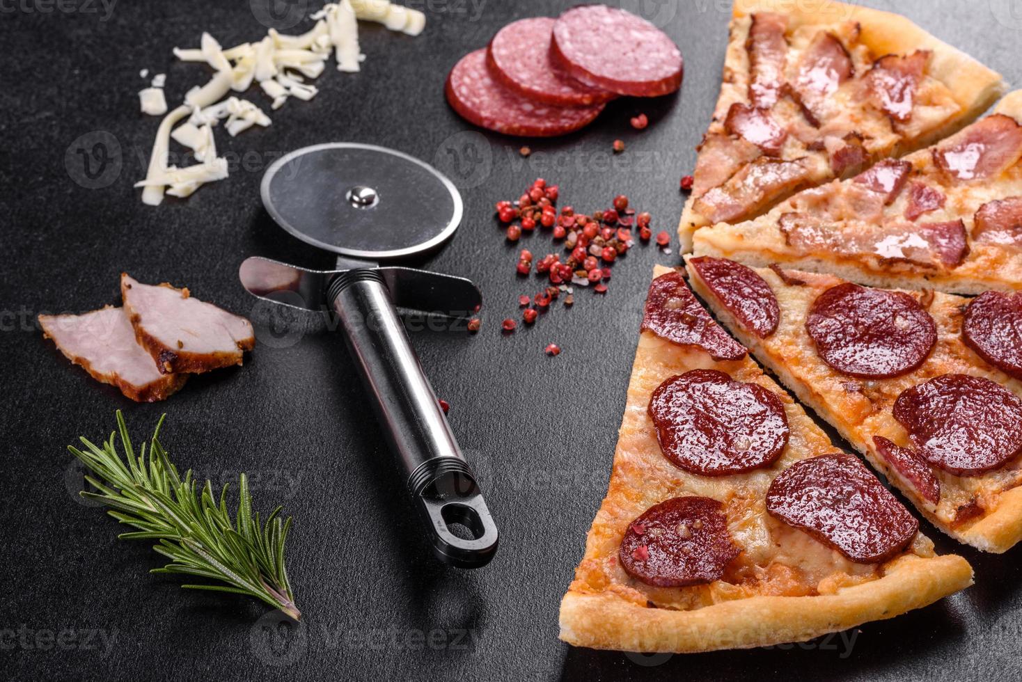 deliciosa pizza fresca feita em forno de lenha com quatro tipos de carne e linguiça foto