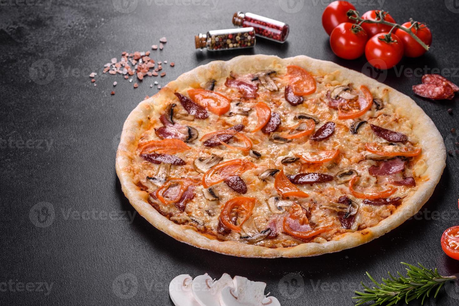 deliciosa pizza fresca feita em forno de lenha com tomate, linguiça e cogumelos foto