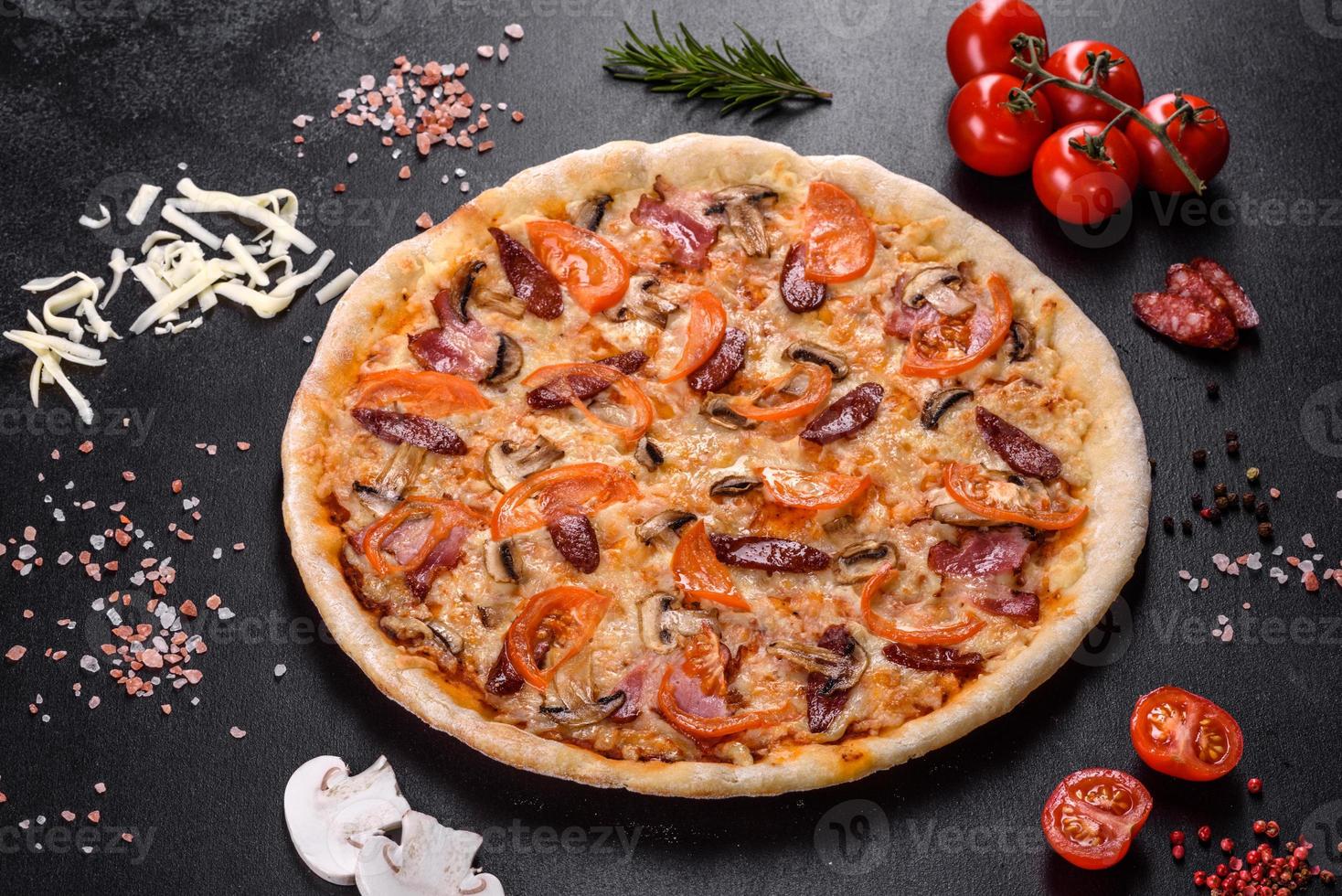 deliciosa pizza fresca feita em forno de lenha com tomate, linguiça e cogumelos foto