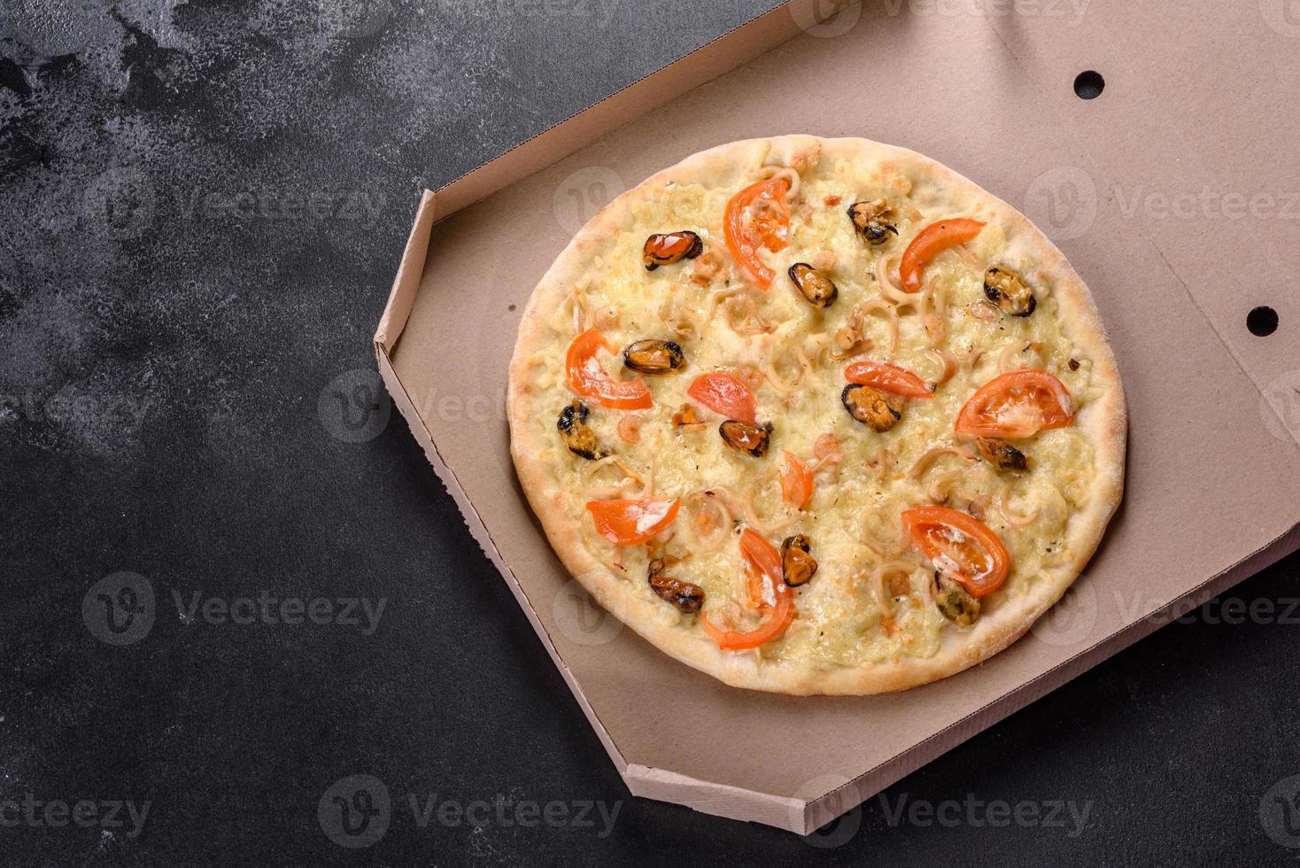 deliciosa pizza fresca feita em forno de lenha com mexilhões de camarão e outros frutos do mar foto