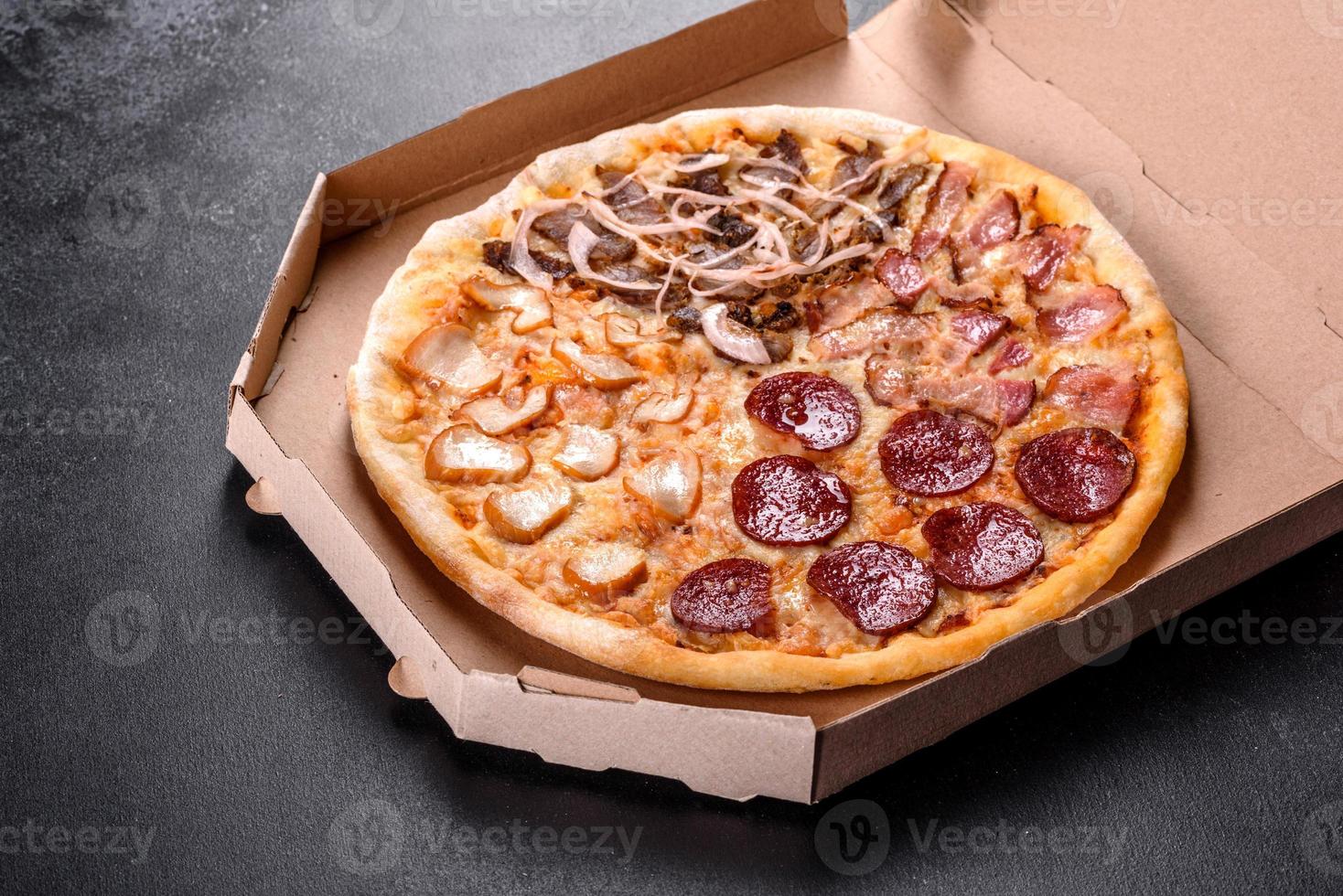 deliciosa pizza fresca feita em forno de lenha com quatro tipos de carne e linguiça foto