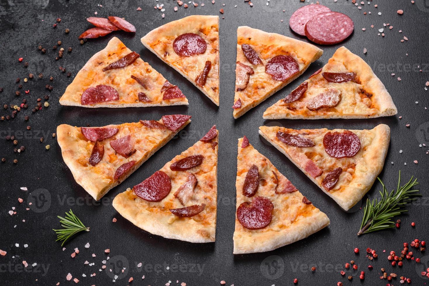 deliciosa pizza fresca feita em forno de lenha com quatro tipos de carne e linguiça foto