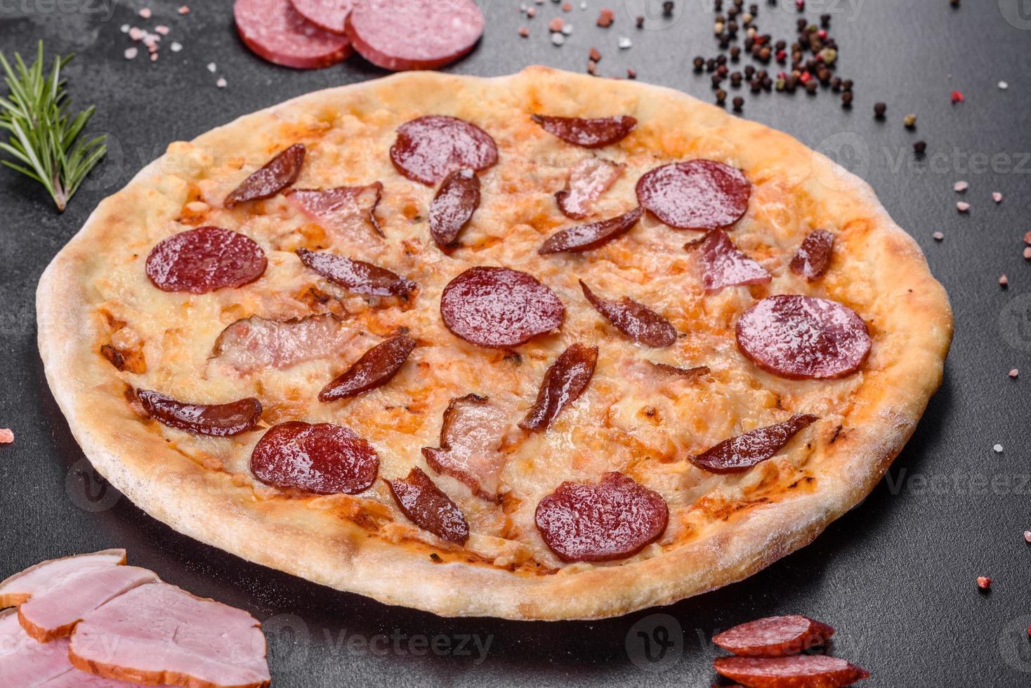 deliciosa pizza fresca feita em forno de lenha com quatro tipos de carne e linguiça foto