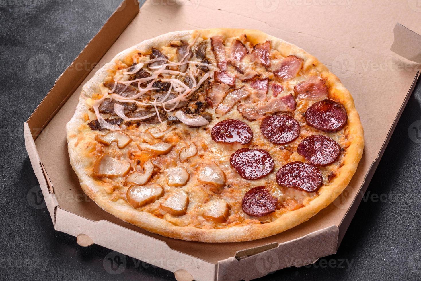 deliciosa pizza fresca feita em forno de lenha com quatro tipos de carne e linguiça foto