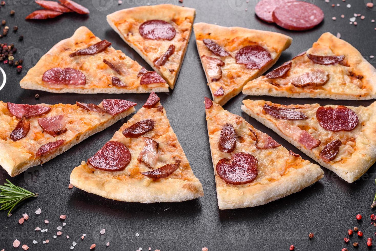 deliciosa pizza fresca feita em forno de lenha com quatro tipos de carne e linguiça foto