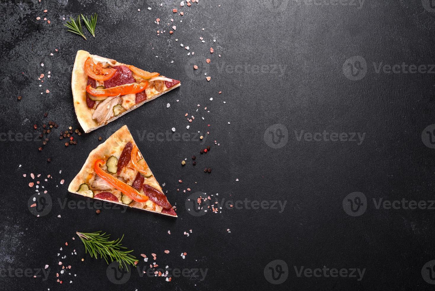 deliciosa pizza fresca feita em forno de lenha com linguiça, pimenta e tomate foto