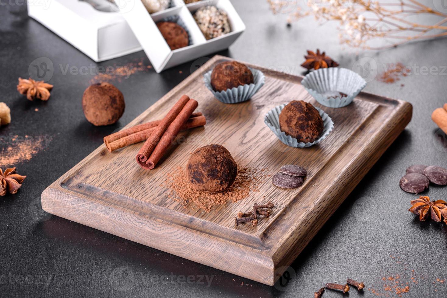 saboroso doce doce feito à mão com recheio de queijo e polvilhe foto