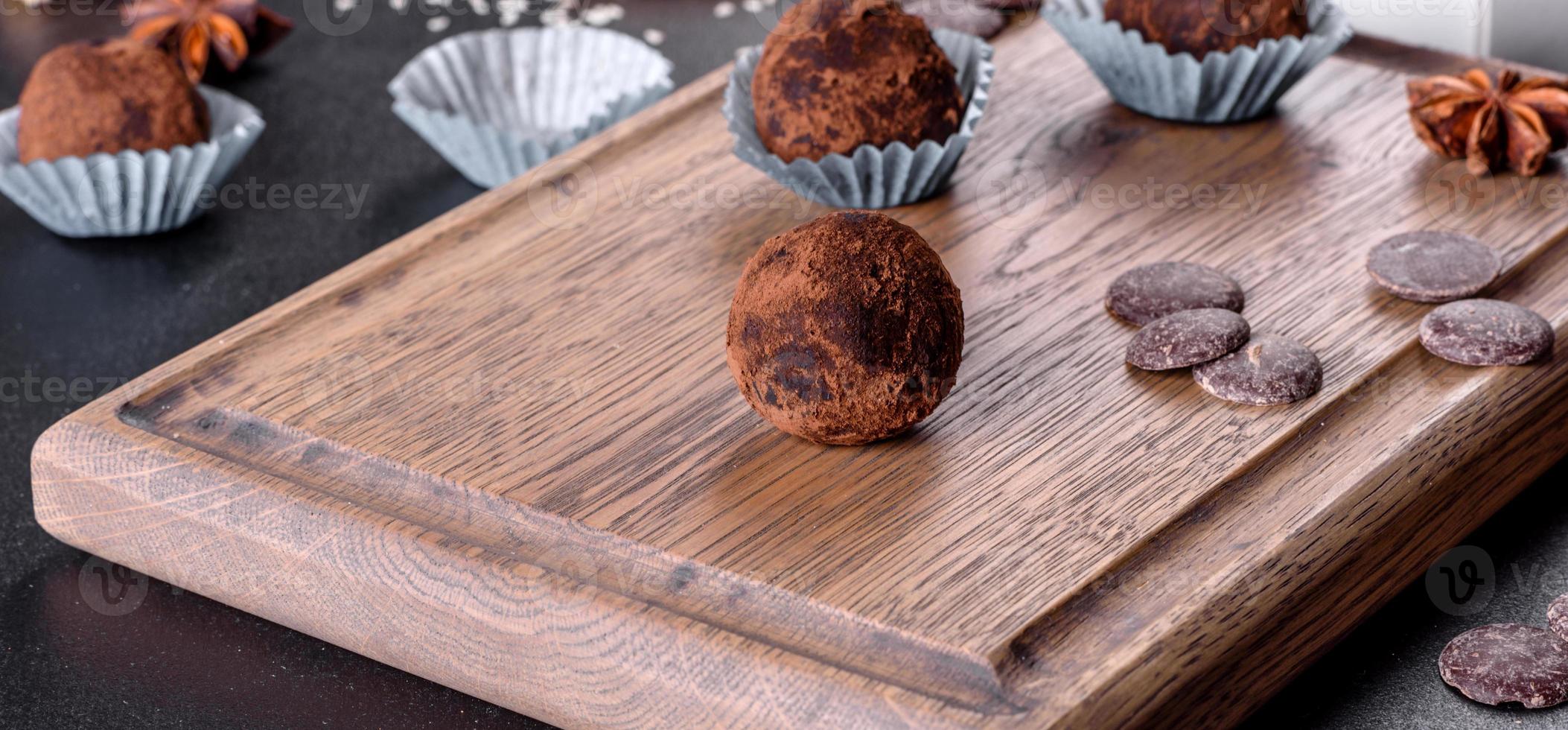 saboroso doce doce feito à mão com recheio de queijo e polvilhe foto