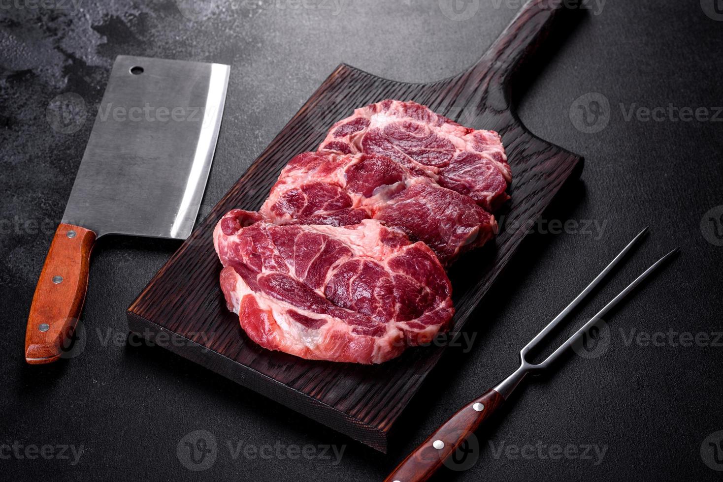 carne bovina crua fresca para fazer um delicioso bife suculento com especiarias e ervas foto