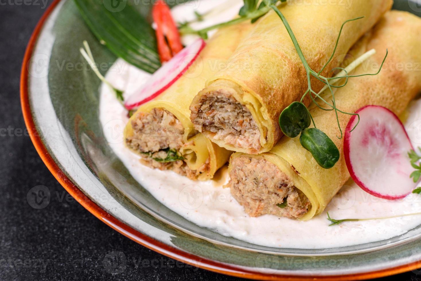 deliciosas panquecas frescas com carne em um prato com verduras e rabanetes foto