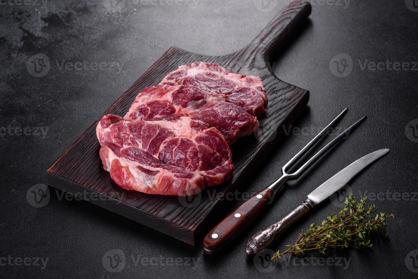 carne bovina crua fresca para fazer um delicioso bife suculento com especiarias e ervas foto