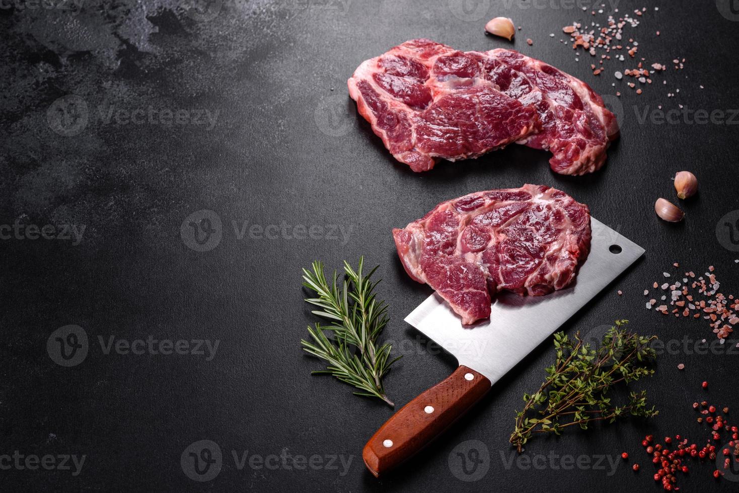 carne bovina crua fresca para fazer um delicioso bife suculento com especiarias e ervas foto