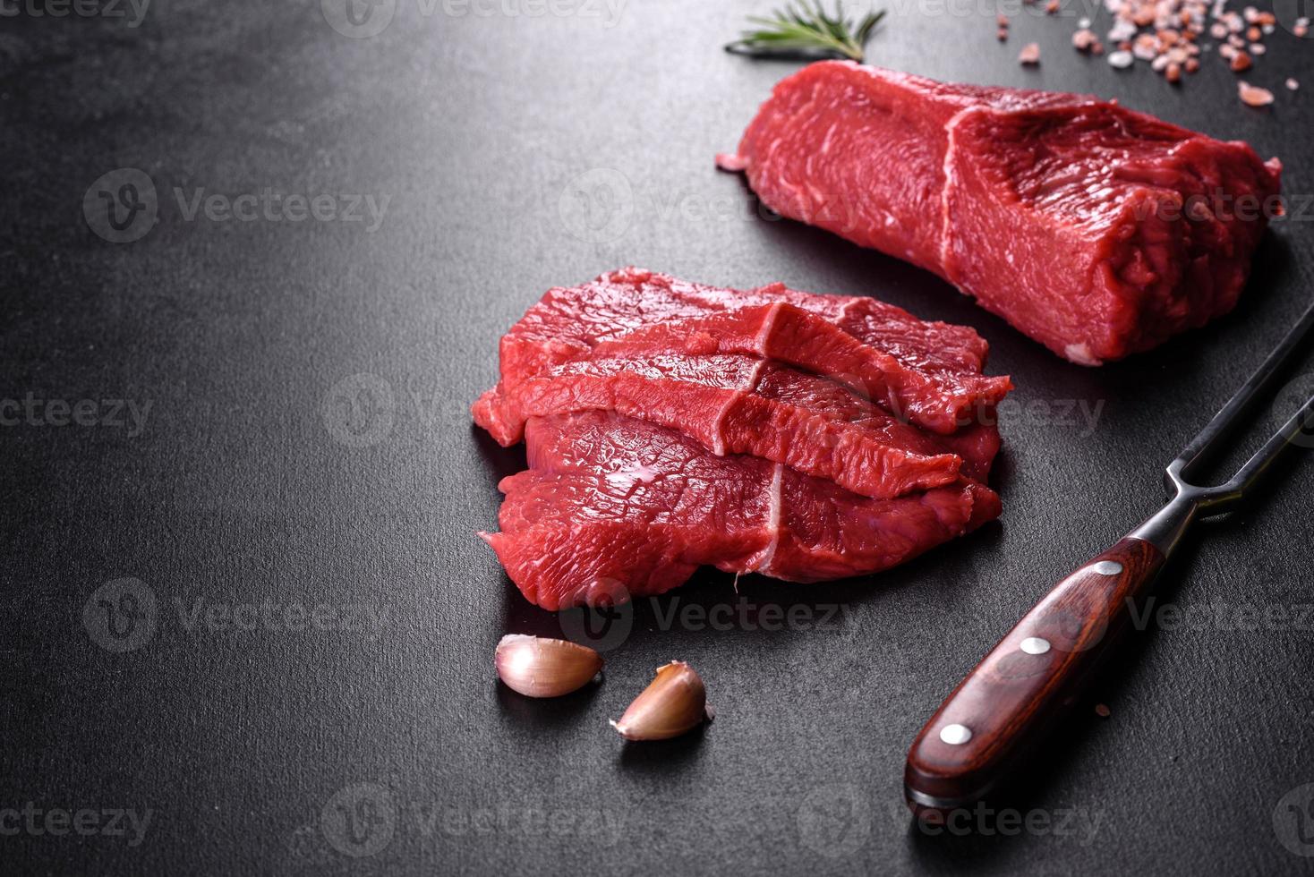 carne bovina crua fresca para fazer um delicioso bife suculento com especiarias e ervas foto