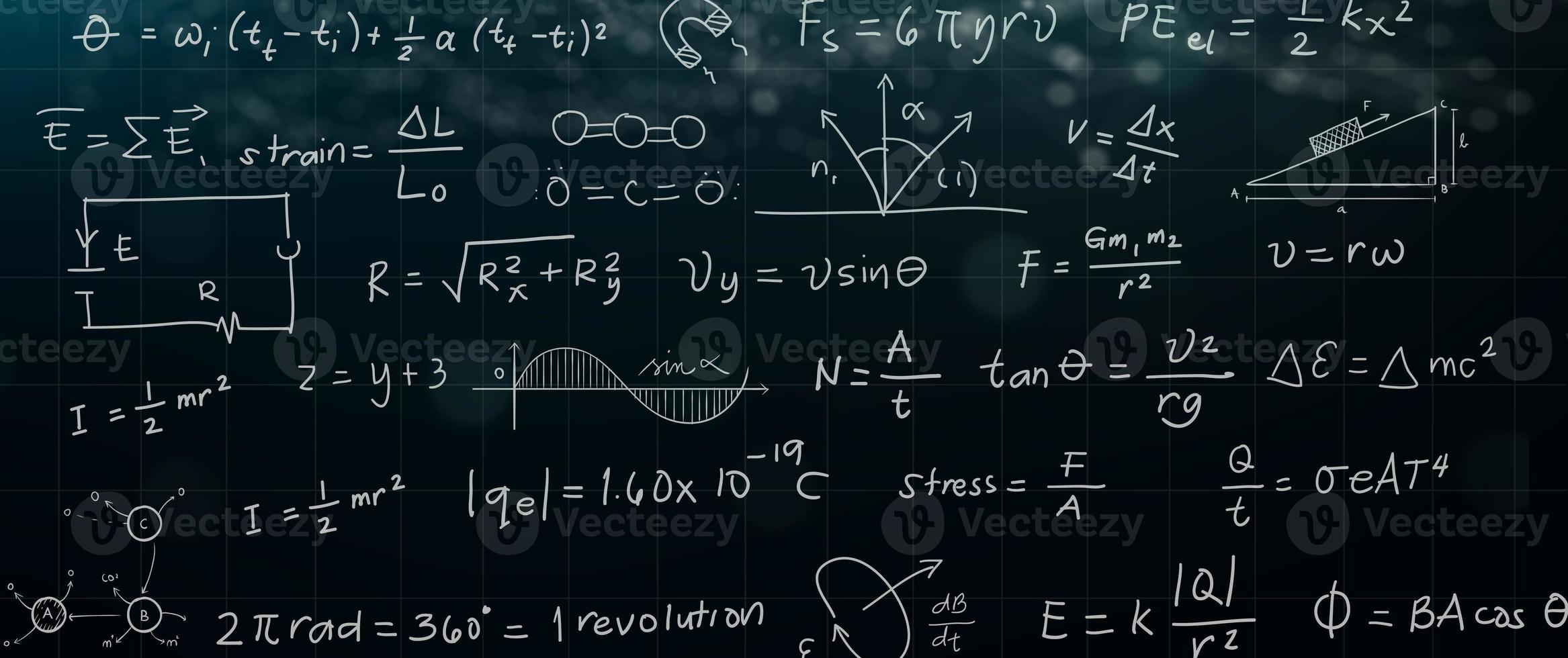 fórmula matemática e científica no quadro-negro foto