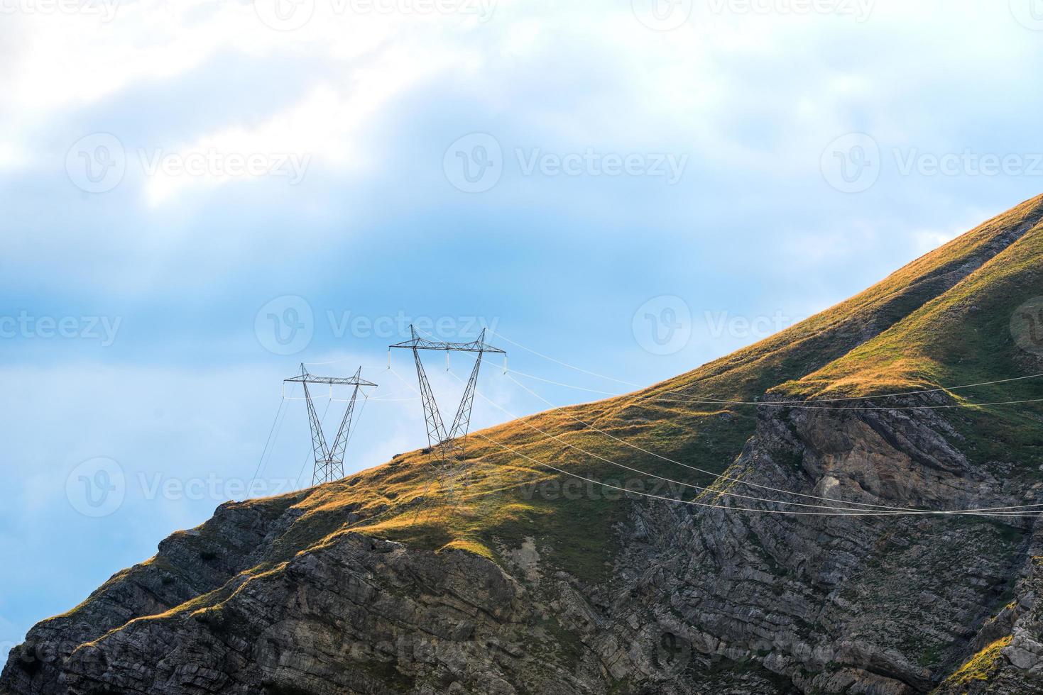 postes de energia nas montanhas foto