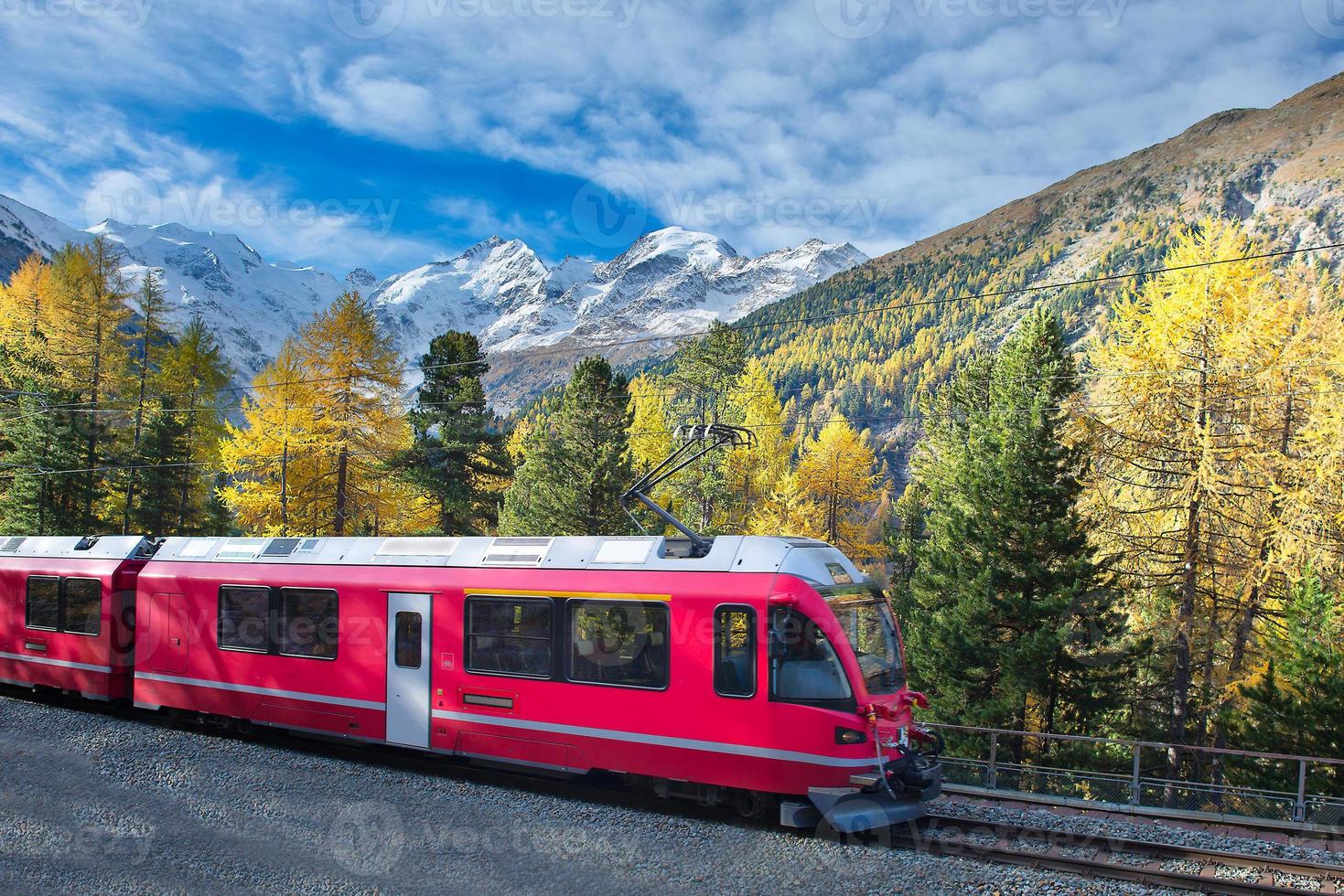 swiss mountain train bernina express cruzou os alpes no outono foto
