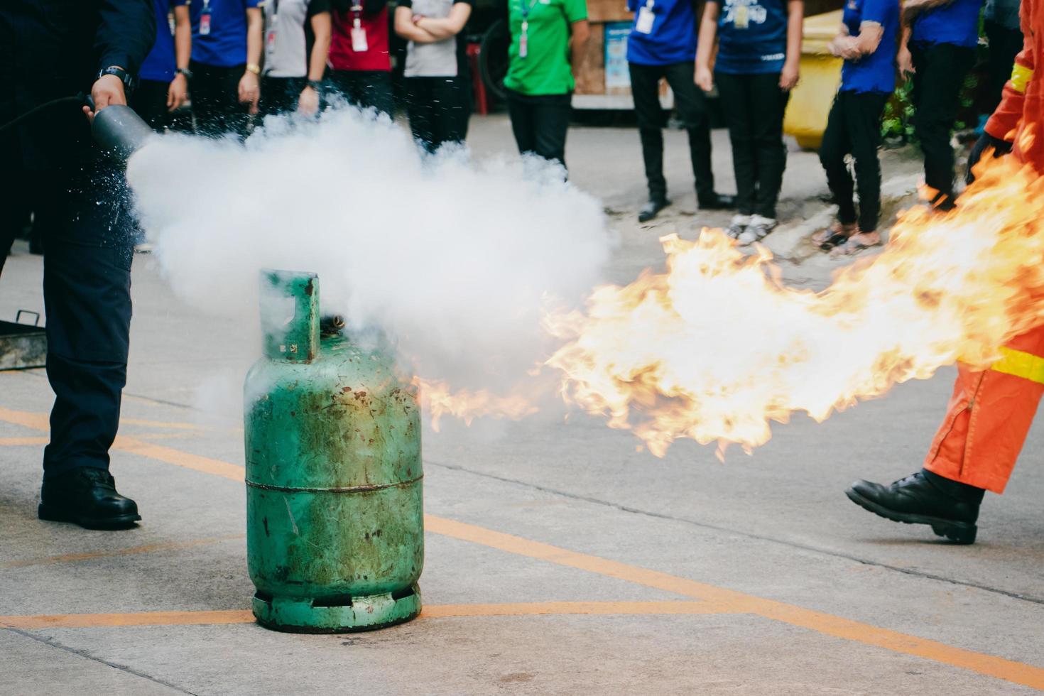 funcionários de treinamento de combate a incêndio, extinguir incêndio no cilindro de gás. foto