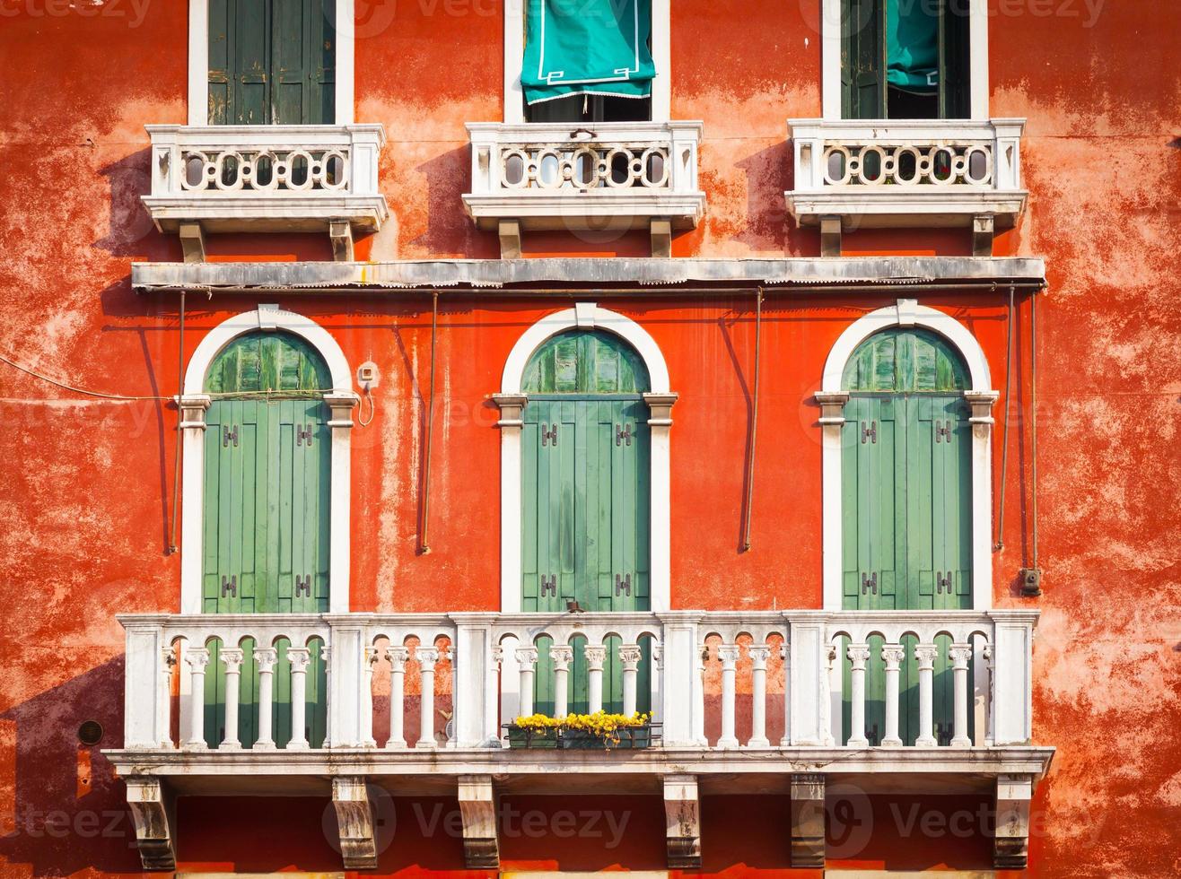 Fachada de palácio veneziano de 300 anos no canal grande foto