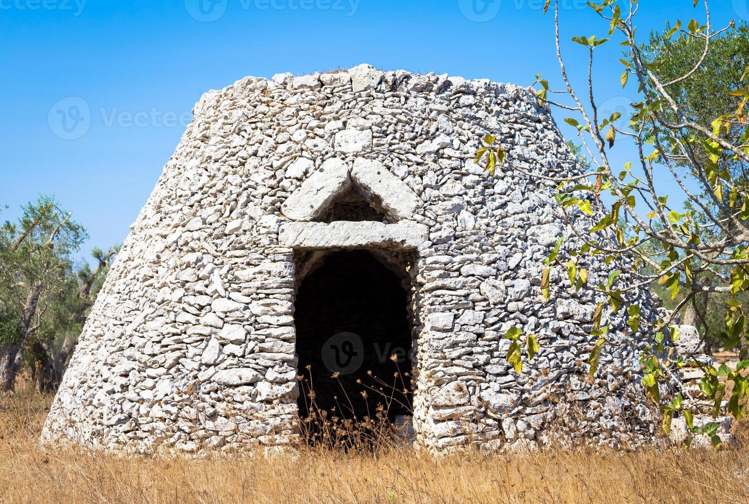 região de puglia, itália. armazém tradicional feito de pedra foto