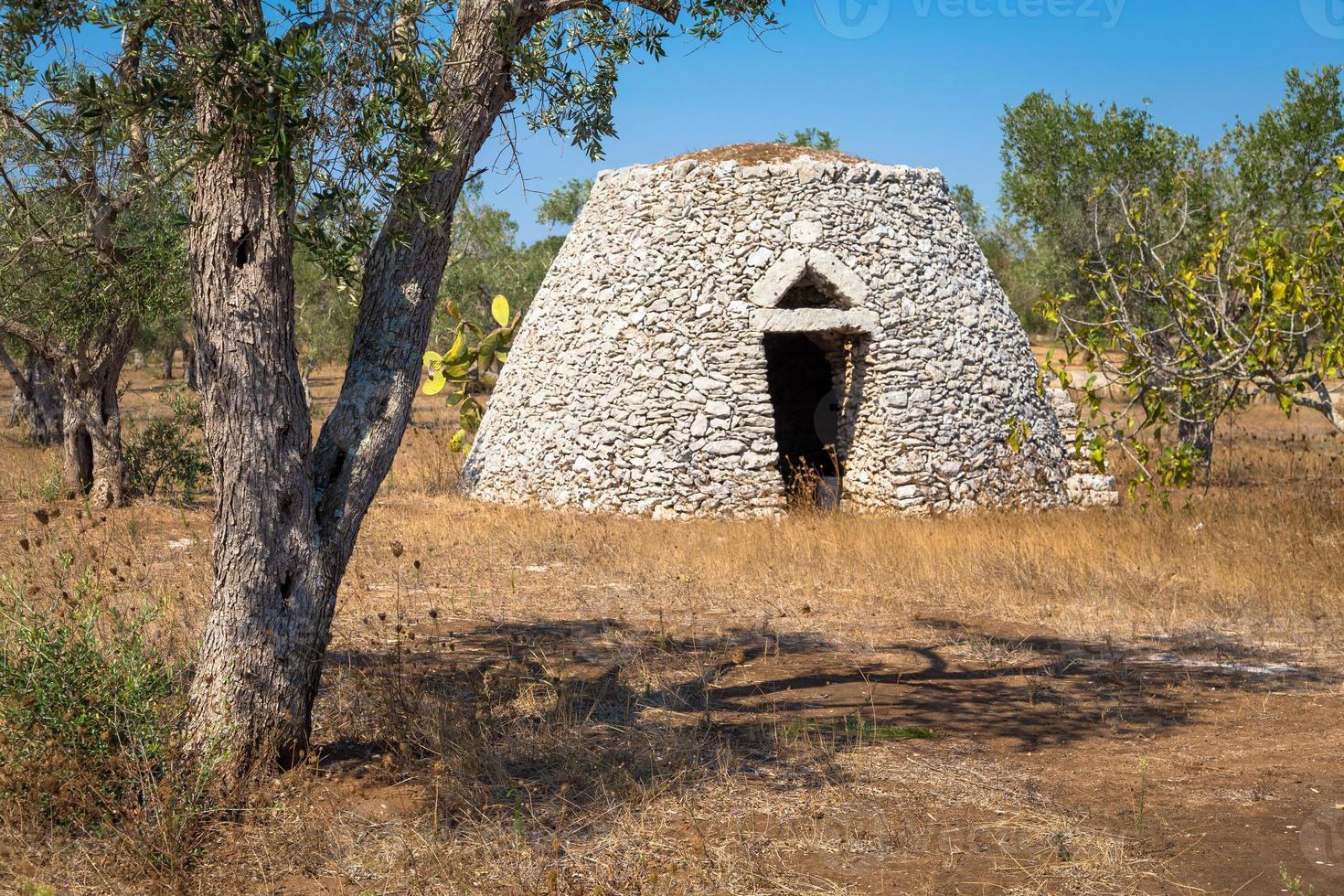 região de puglia, itália. armazém tradicional feito de pedra foto