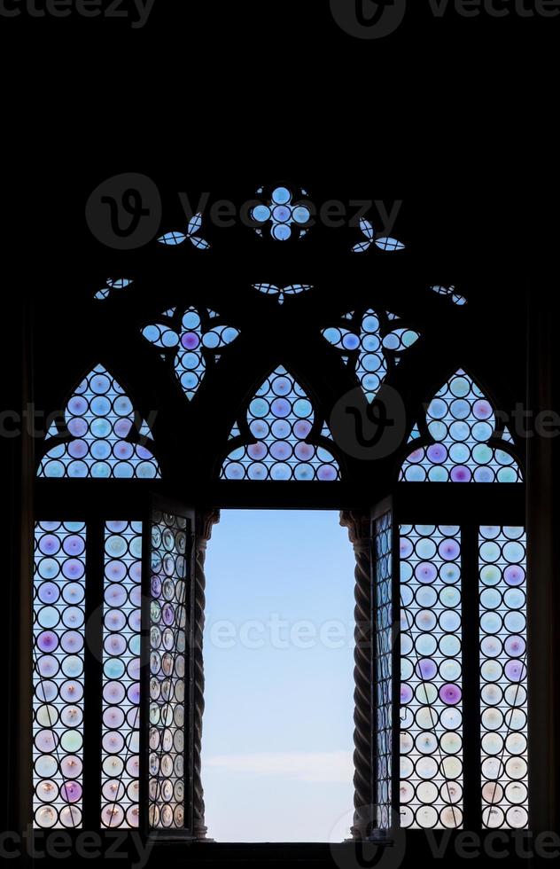 silhueta da janela medieval foto
