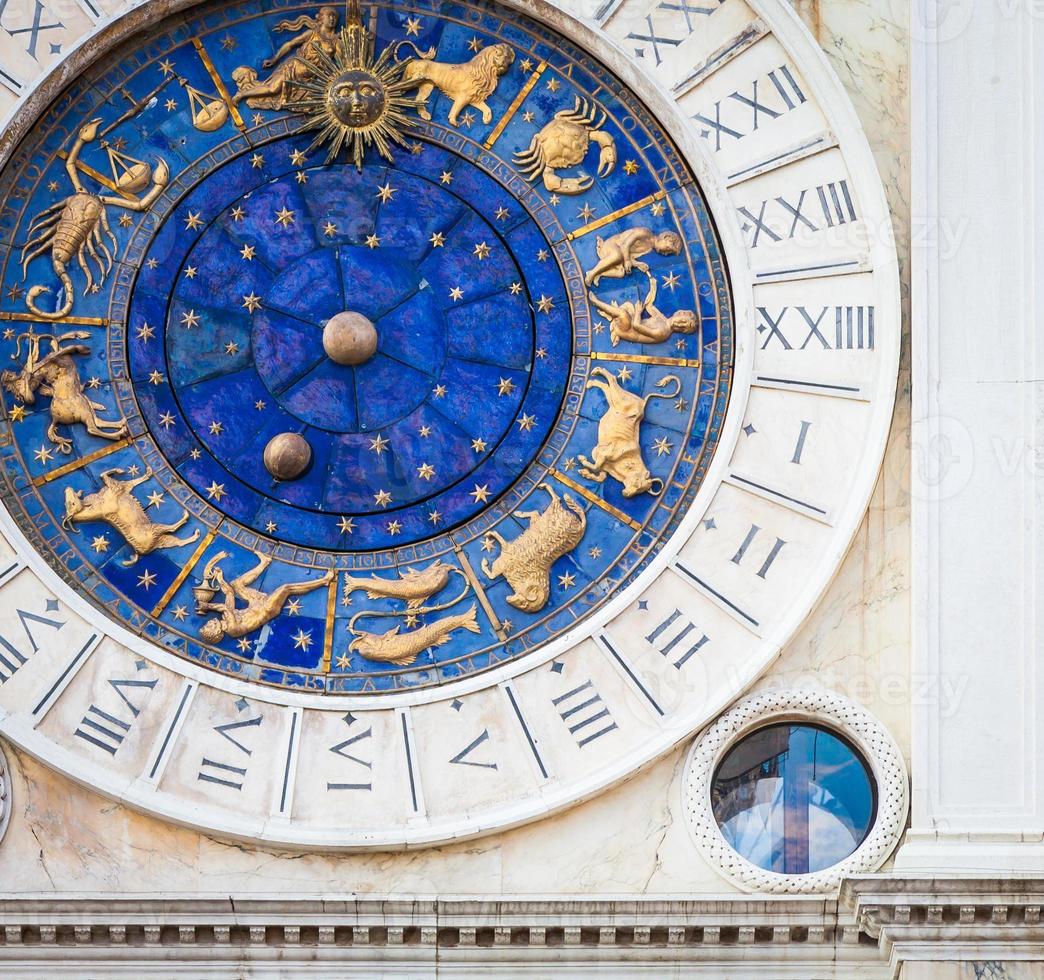 Veneza, Itália - detalhe da torre do relógio de São Marcos foto