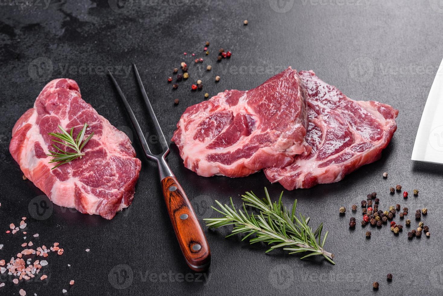 carne bovina crua fresca para fazer um delicioso bife suculento com especiarias e ervas foto