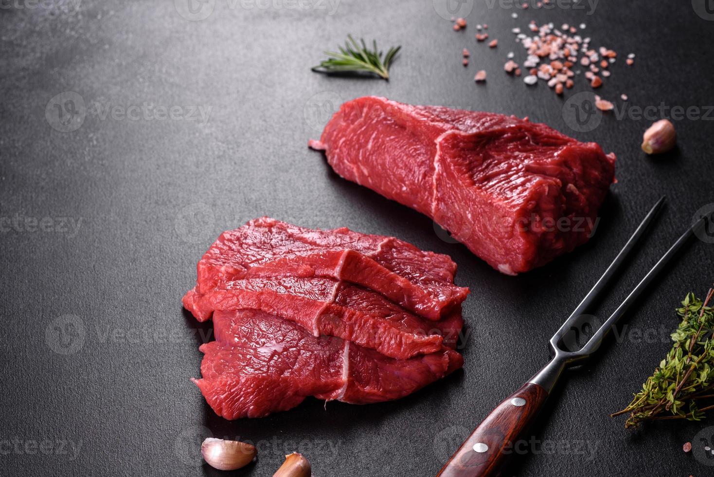 carne bovina crua fresca para fazer um delicioso bife suculento com especiarias e ervas foto