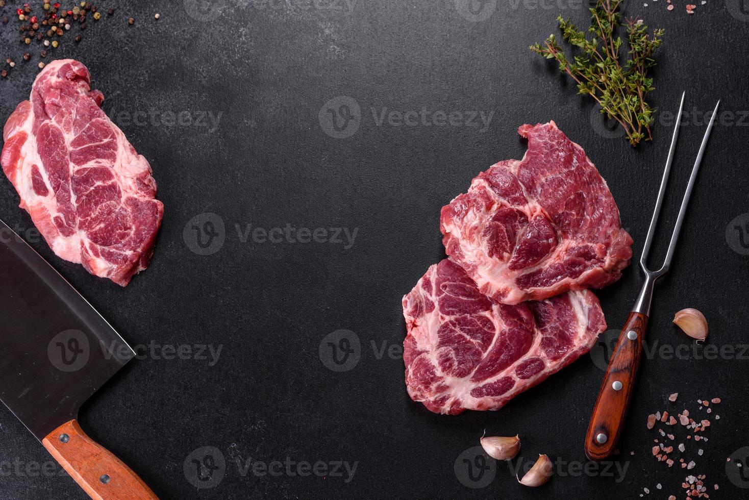 carne bovina crua fresca para fazer um delicioso bife suculento com especiarias e ervas foto